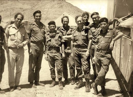 Группа разработчиков «Меркавы» (крайний справа генерал Таль) во время испытаний